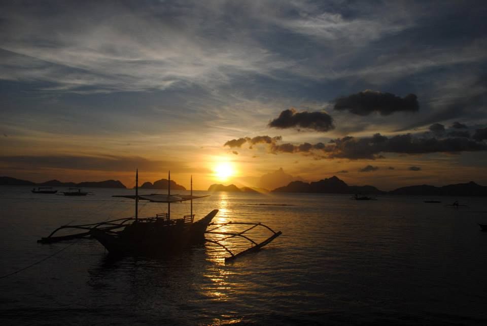 El Nido, Filipinas, atardecer, barco típico filipino