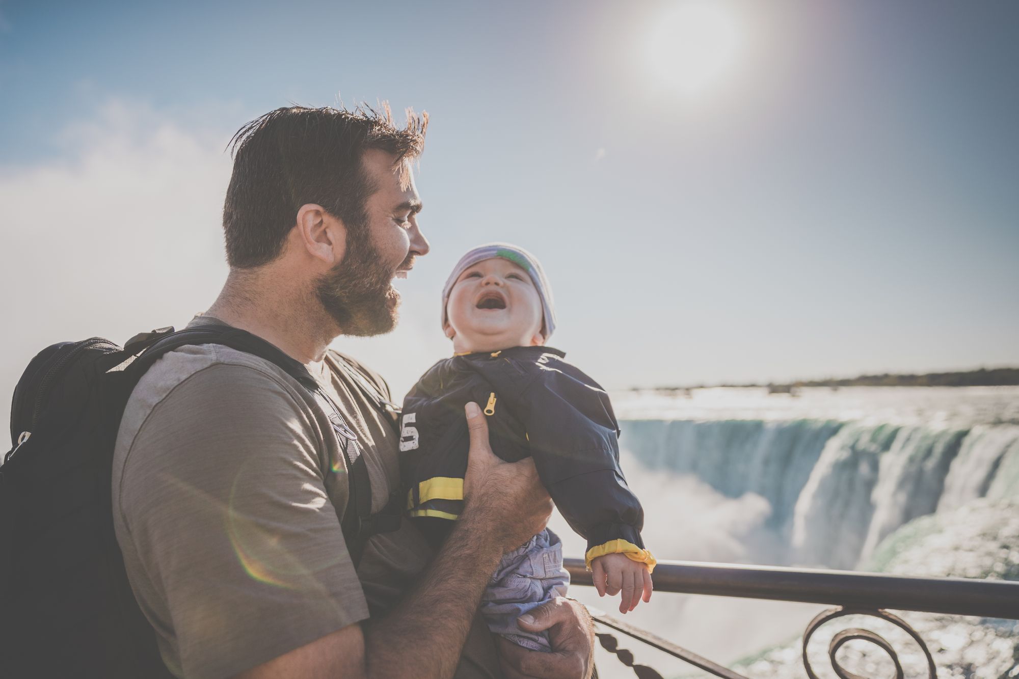 niño-padre-hijo-viaje-intercambiodecasas-familia-vacaciones