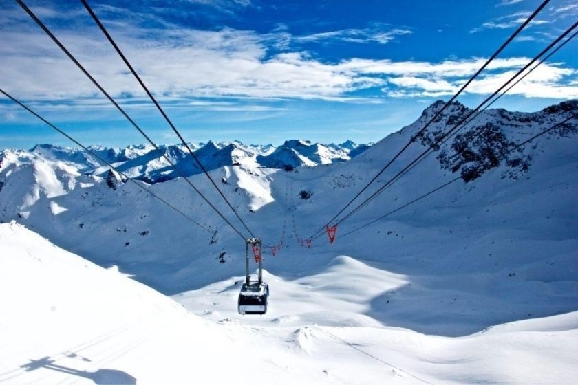 Alt estaciones-de-esqui-esquiar-en-Espana_teleferico_nieve_Intercambio-de-casas, title esquiar-en-Espana_teleferico_nieve_Intercambio-de-casas