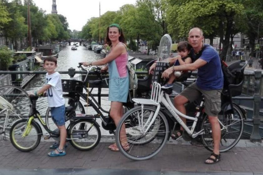 alt Amsterdam_familia_bicicleta_HomeExchange, title Amsterdam_familia_bicicleta_HomeExchange