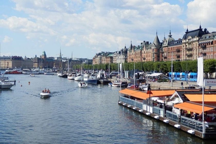 alt Estocolmo_canal_intercambio-de-casas_viajar-con-ninos, title Estocolmo_canal_intercambio-de-casas_viajar-con-ninos