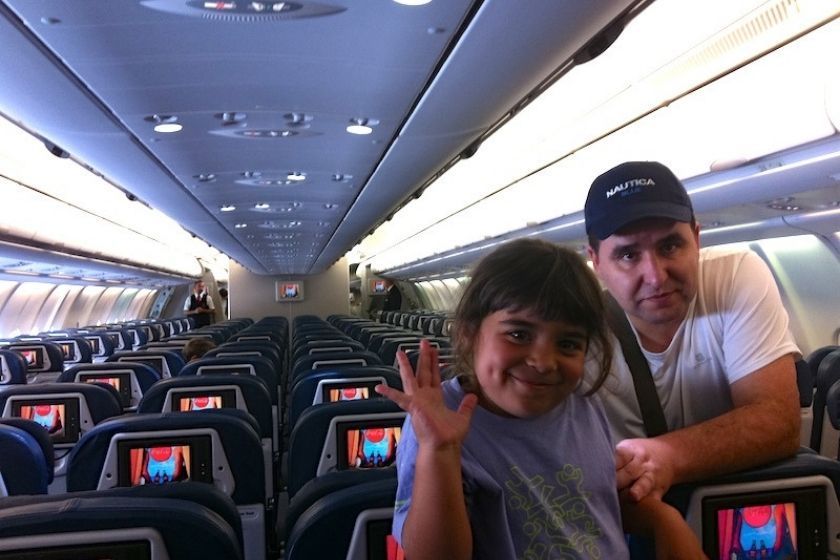 viajar con ninos en avion familia