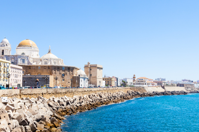 destinos baratos donde viajar en junio Cádiz